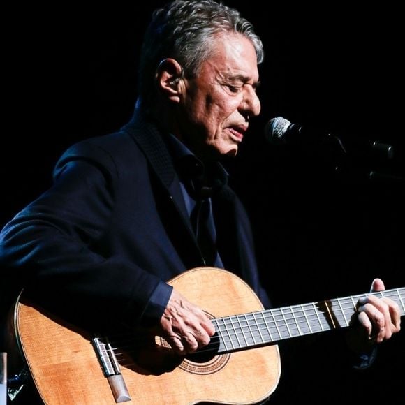 Chico Buarque foi internado neste sábado (12) para fazer uma cirurgia