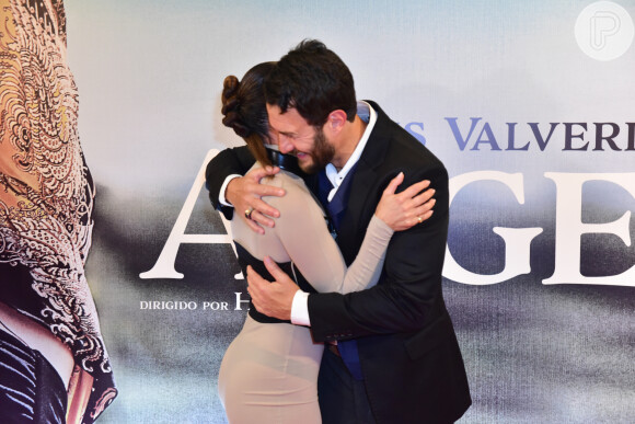Isis Valverde ganhou abraço de Gabriel Braga Nunes no lançamento do filme 'Ângela'