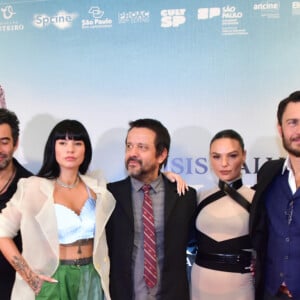 Isis Valverde com o elenco do filme 'Ângela' em lançamento na cidade de São Paulo