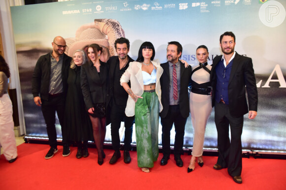 Isis Valverde com o elenco do filme 'Ângela' em lançamento na cidade de São Paulo
