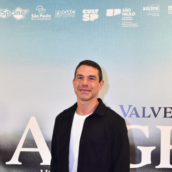 Marcos Buaiz foi prestegiar Isis Valverde no lançamento do filme 'Ângela'