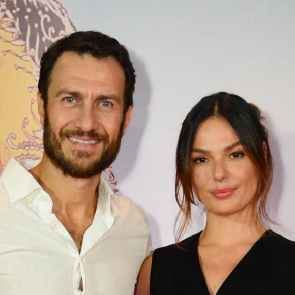 Isis Valverde posa com Gabriel Braga Nunes, que interpreta o papel do assassino de Ângela Diniz