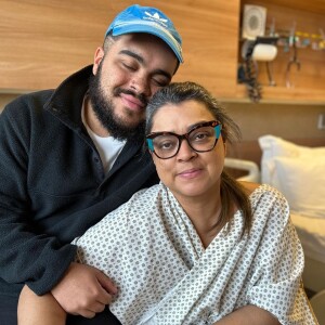 Preta Gil publicou uma foto ao lado do filho para anunciar que a cirurgia teria início