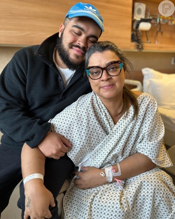 Preta Gil publicou uma foto ao lado do filho para anunciar que a cirurgia teria início