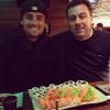 Rafael, do 'BBB15', adora comida japonesa. Na foto, ele posa com o pai, João Licks