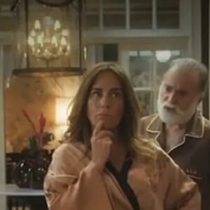 Novela 'Terra e Paixão': Irene (Gloria Pires) se aproxima de Vinícius (Paulo Rocha) para descobrir segredo das terras de Aline (Barbara Reis) e acaba se envolvendo com geólogo