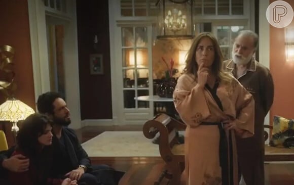 Novela 'Terra e Paixão': Irene (Gloria Pires) se aproxima de Vinícius (Paulo Rocha) para descobrir segredo das terras de Aline (Barbara Reis) e acaba se envolvendo com geólogo