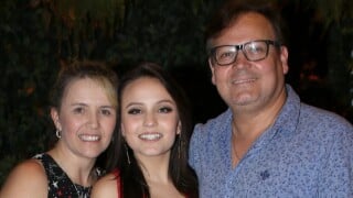 Mãe de Larissa Manoela pede para fazer as pazes com a filha após desvio de dinheiro e venda de mansões