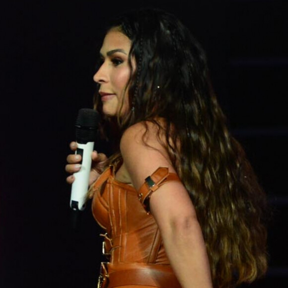 Calça de Simone Mendes rasgou durante show da cantora sertaneja no primeiro dia da Festa do Peão de Barretos, em São Paulo, em 17 de agosto de 2023