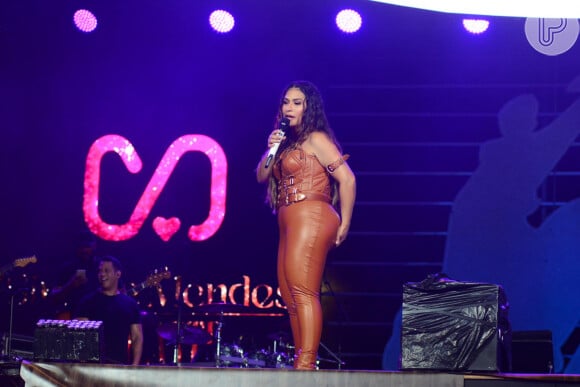 Simone Mendes sentiu que sua calça rasgou durante show no primeiro dia da Festa do Peão de Barretos, em São Paulo, em 17 de agosto de 2023
