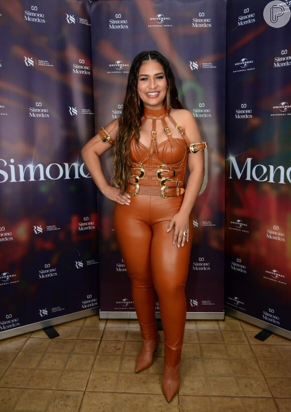 Simone Mendes apostou em corselet justo de couro para show em Barretos