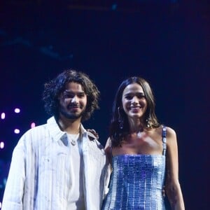 Xolo Maridueña veio para o Brasil diversas vezes, onde saiu com Bruna Marquezine