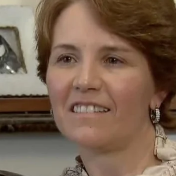 Mãe de Larissa Manoela reagiu com risos à pergunta sobre o PIX para a filha comprar milho na praia