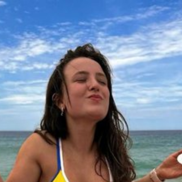 'Você acha mesmo que a Lari não teria 10 reais ou sei lá quanto pra comprar um milho na praia? Você acredita nisso?', disse mãe de Larissa Manoela