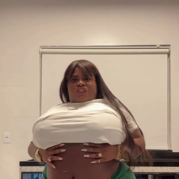 Jojo Todynho: 'Vou mostrar pra vocês minha barriga. Olha, não vou precisar fazer nada. Com academia perco tudo isso'
