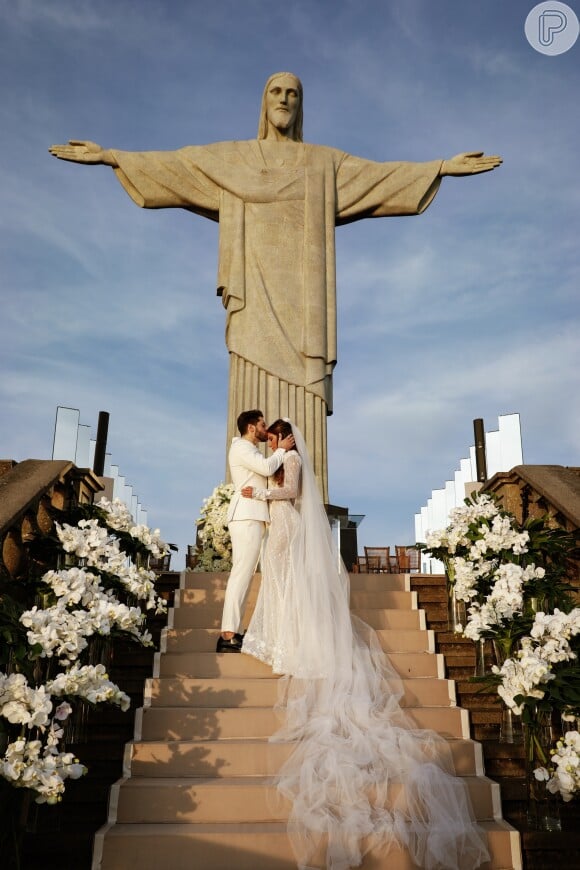 Alok se casou com Romana Novais no Cristo Redentor