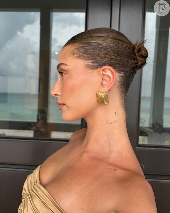 A modelo Hailey Bieber é fã do castanho iluminado no cabelo