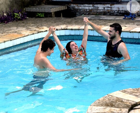 Mariza se diverte com os filhos na piscina