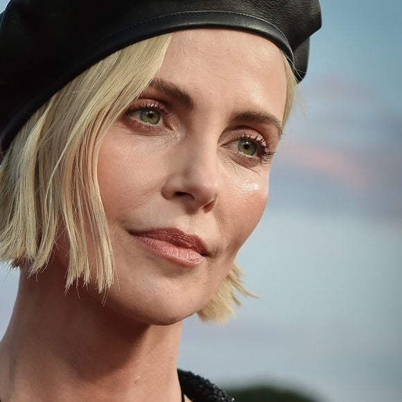 Charlize Theron também vive um excelente momento na vida pessoal. A atriz está namorando pela primeira vez em oito anos, segundo a imprensa internacional