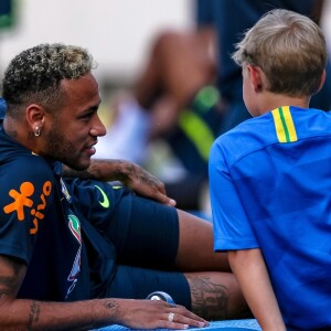 Davi Lucca, filho de Neymar, manda texto emocionante para o pai, se declarando e agradecendo o jogdaor de futebol