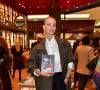 Carol Trentini foi ao lançamento da biografia de Anderson Baumgartner, na Livraria da Travessa, no shopping Iguatemi, em São Paulo