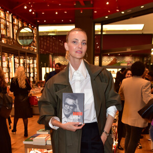 Carol Trentini foi ao lançamento da biografia de Anderson Baumgartner, na Livraria da Travessa, no shopping Iguatemi, em São Paulo