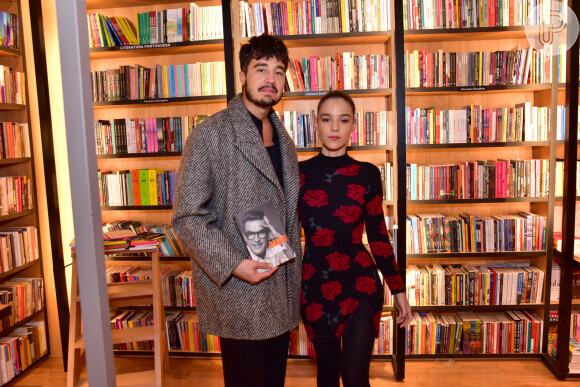 Tiago Iorc e a namorada, Duda Rodrigues, posam no lançamento de biografia de Anderson Baumgartner, na Livraria da Travessa, no shopping Iguatemi, em São Paulo, em 29 de agosto de 2023