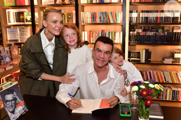 Carol Trentini e os filhos, Bento e Benoah, tieram Anderson Baumgartner no lançamento da biografia do empresário 'Dando a Volta Por Cima'