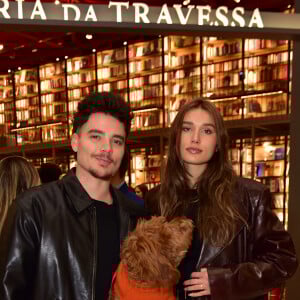 Sasha Meneghel e o marido, João Figueiredo, posaram com a pet do casal no lançamento da biografia de Anderson Baumgartner