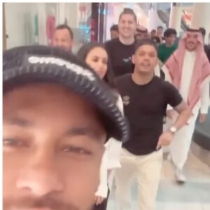 Neymar e Bruna Biancardi foram ao shopping rodeado de seguranças