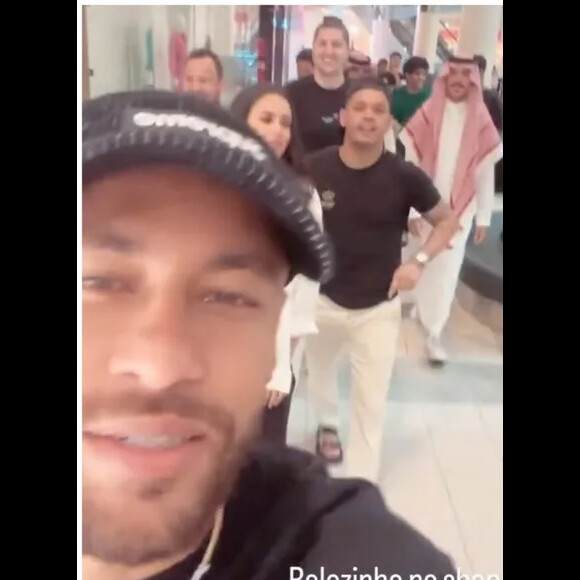 Neymar e Bruna Biancardi foram ao shopping rodeado de seguranças