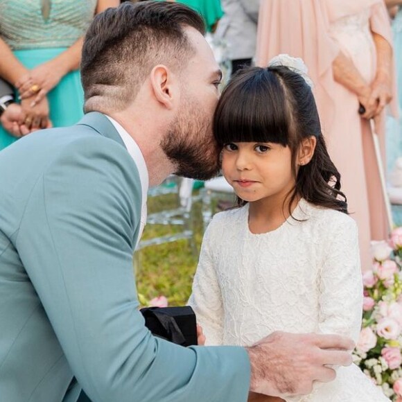 Thiago Nigro com a enteada, Sophia, que foi a daminha de honra da cerimônia