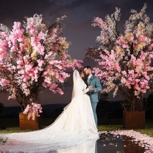 Maíra Cardi em seu terceiro casamento usou um vestido de noiva tradicional com cauda e manga longa