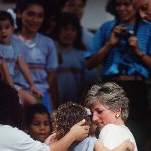 Princesa Diana abraçou crianças em viagem para o Pará