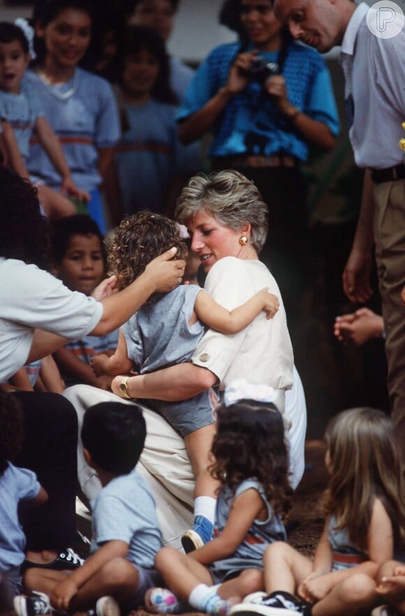 Princesa Diana abraçou crianças em viagem para o Pará