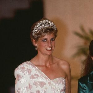 Princesa Diana escolheu um vestido de seda para uma recepção no Palácio de Itamaraty na noite do dia 23 de abril de 1991