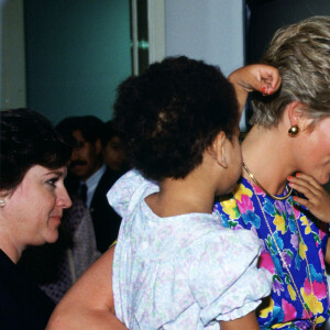 Princesa Diana visitou um hospital para crianças abandonadas em São Paulo no dia 24 de abril de 1991 