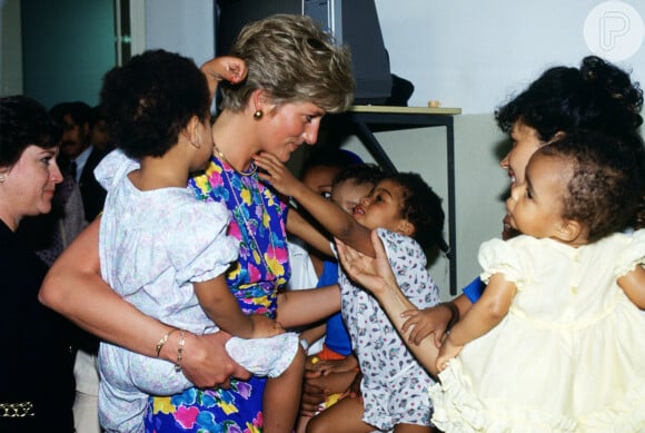 Princesa Diana visitou um hospital para crianças abandonadas em São Paulo no dia 24 de abril de 1991 
