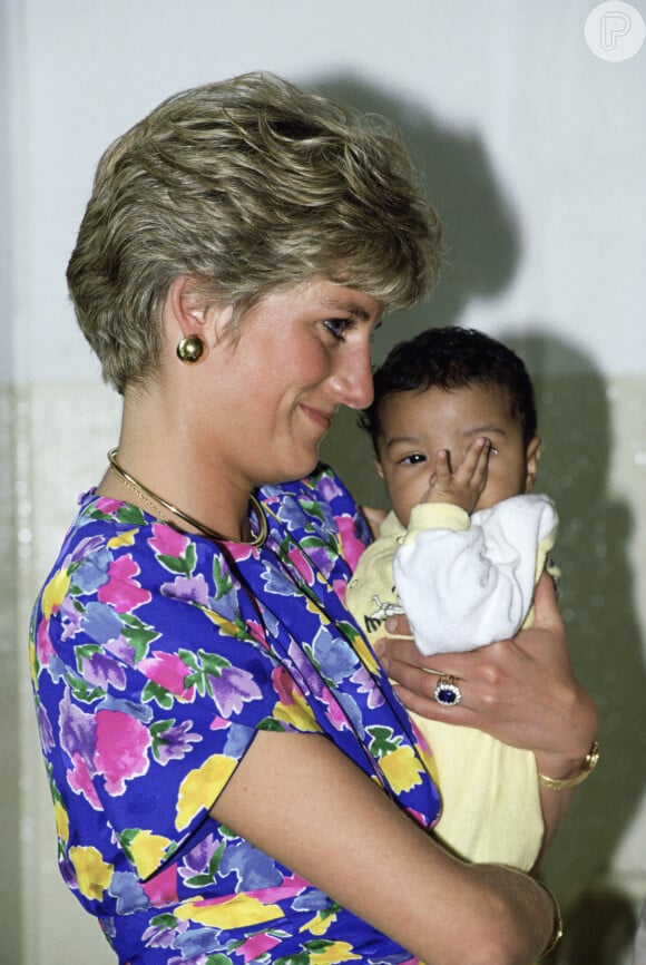 Lady Di no Brasil: a princesa pegou bebê soropositivo no colo em hospital