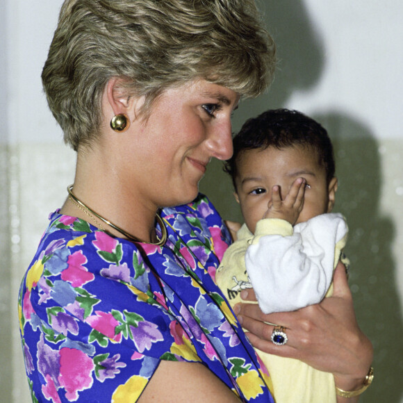 Lady Di no Brasil: a princesa pegou bebê soropositivo no colo em hospital