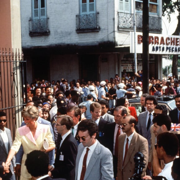 Princesa Diana mobilizou multidão ao visitar um abrigo para crianças no Rio de Janeiro em 25 de abril de 1991