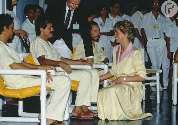 Princesa Diana visitou um hospital que acolhia pessoas soropositivas no mesmo dia