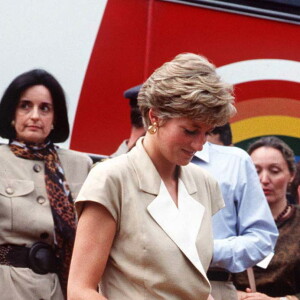 Princesa Diana com a embaixatriz Lúcia Flecha de Lima durante visita ao Brasil