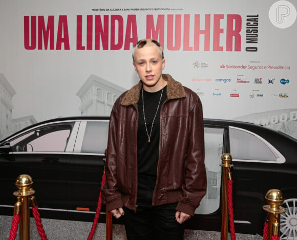 Cabelo radical de Marcella Rica roubou a cena na estreia VIP do musical 'Um Linda Mulher' em 31 de agosto de 2023