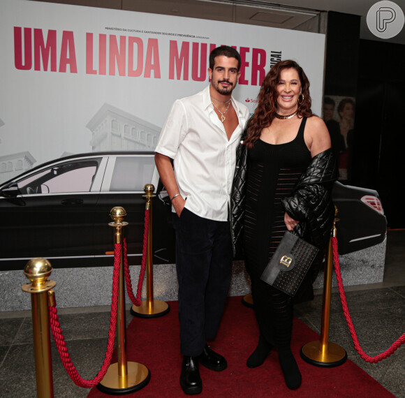 Claudia Raia foi com o filho Enzo Celulari à estreia VIP do musical 'Um Linda Mulher' estreia VIP do musical 'Um Linda Mulher' em 31 de agosto de 2023