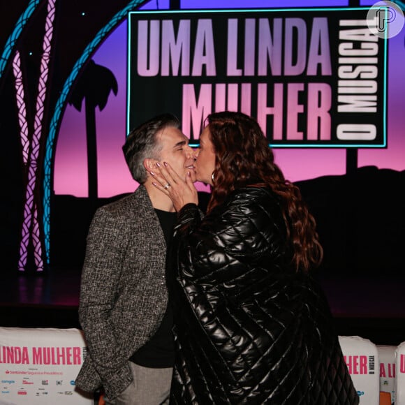 Jarbas Homem de Mello ganhou beijo da mulher, Claudia Raia, na estreia VIP do musical 'Um Linda Mulher'
