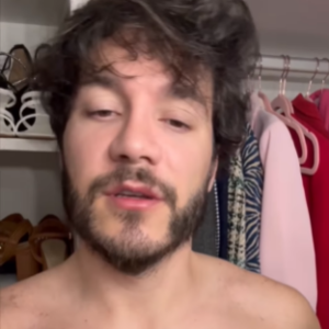 Eliezer contou que não andava sem camisa para não mostrar suas mamas superdesenvolvidas