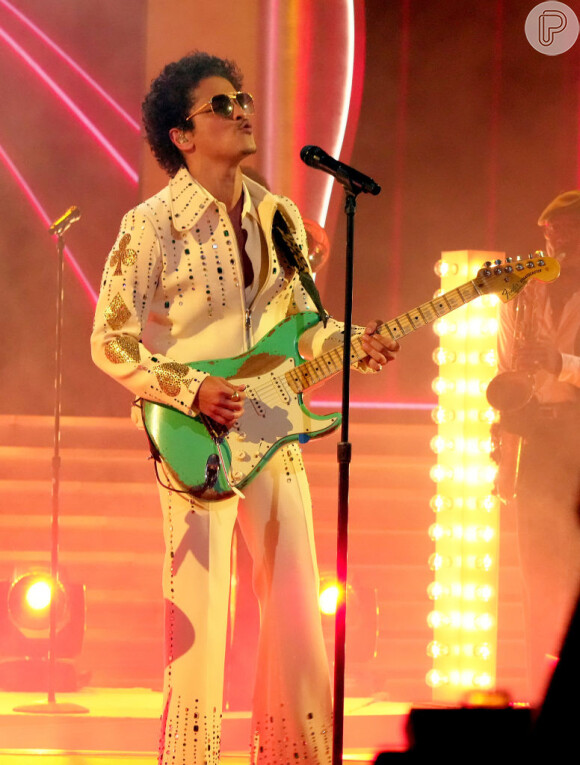 O tecladista de Bruno Mars arrebatou o público ao tocar 'Evidências', hit de Chitãozinho e Xororó