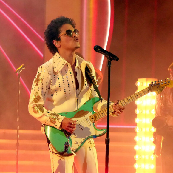 O tecladista de Bruno Mars arrebatou o público ao tocar 'Evidências', hit de Chitãozinho e Xororó