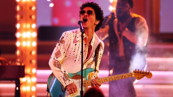 Bruno Mars no The Town: cantor imitava Elvis quando criança, tem namoro longo e mais. Veja 10 curiosidades!